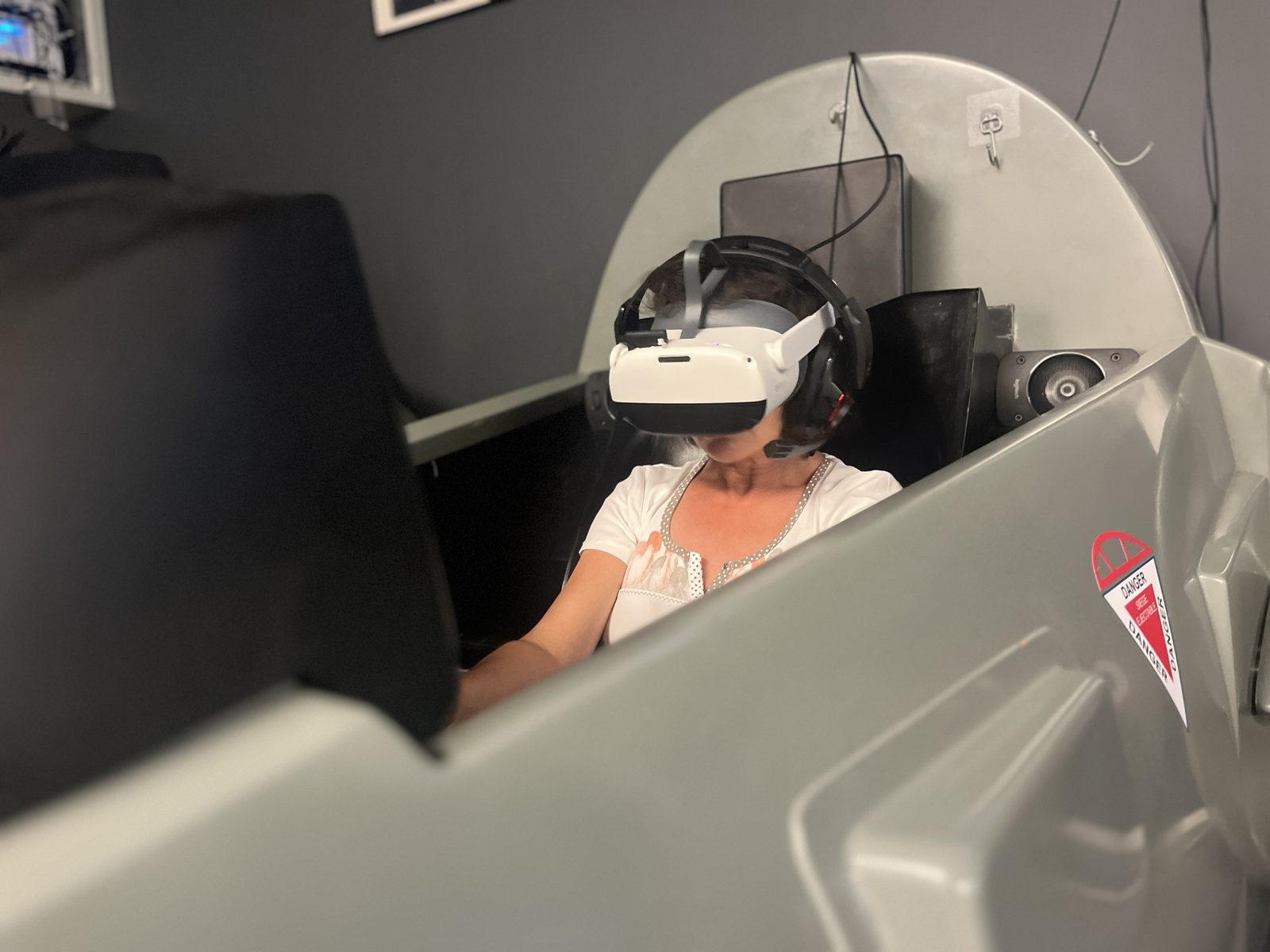 Simulateur Mirage 2000 sur vérins chez Team Square, casque VR